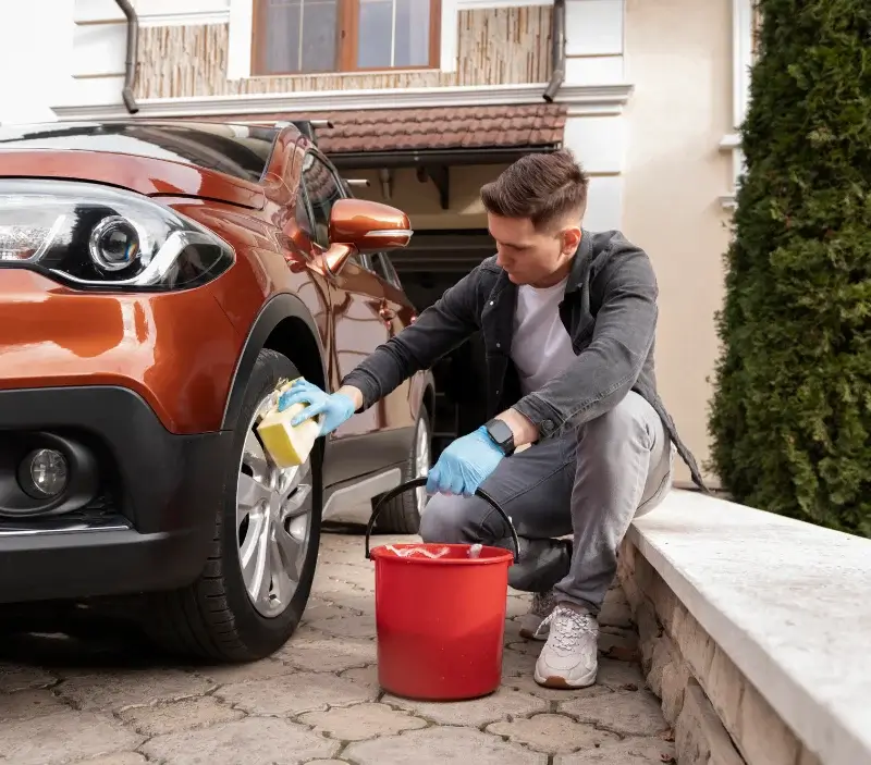Lavage auto à domicile Gaillefontaine : professionnel intervenant sur un véhicule